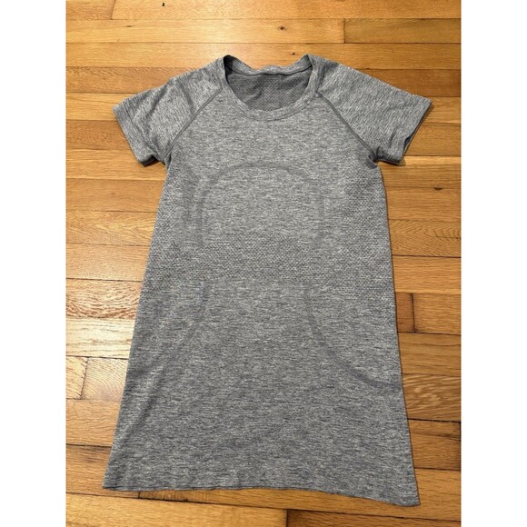 Lululemon Size 6 Swiftly Tech Short Sleeve Hip Length Gray - Picture 2 of 5